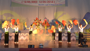 Tiết mục múa “vui hội xòe” do công nhân công ty biểu diễn tại hội diễn.