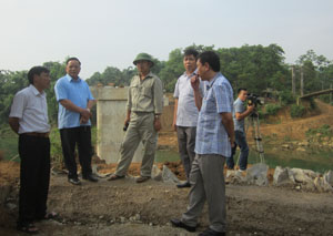 Đoàn khảo sát của Thường trực HĐND tỉnh tìm hiểu tiến độ xây dựng cầu Tân Mỹ, công trình do UBND huyện Lạc Sơn làm chủ đầu tư.