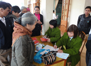 Thực hiện cải cách thủ tục hành chính và tạo điều kiện thuận lợi cho nhân dân, công an huyện Cao Phong tổ chức làm thủ tục cấp CMTND ngay tại xã cho người dân xã Thu Phong.
