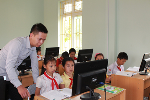 Trường tiểu học Nà Mèo (Mai Châu), thuộc xã vùng ĐBKK được đầu tư về cơ sở vật chất, trường lớp và các phòng học bộ môn (phòng vi tính, âm nhạc...).