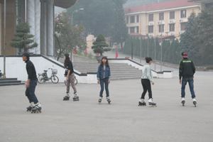Quảng trường Cung văn hóa tỉnh là địa điểm lý tưởng cho nhiều bạn trẻ luyện tập trượt patin.