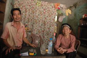 Bà Đào Thị Xuê, vợ liệt sỹ và con trai Đỗ Văn Bình (người đại diện quyền lợi) mong các cấp chính quyền giải quyết dứt điểm vụ việc khiếu kiện đất đai lấy lại quyền lợi hợp pháp.