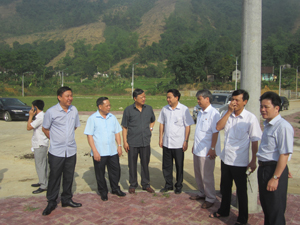 Đoàn khảo sát của Thường trực HĐND tỉnh tìm hiểu kết quả xây dựng các khu tái định cư thuộc dự án đường cao tốc Hòa Lạc - Hòa Bình tại xã Yên Quang.