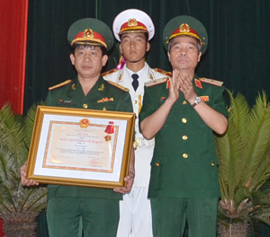 Thừa ủy quyền của Chủ tịch nước, Thiếu tướng Đỗ Căn đã trao Huân chương Bảo vệ Tổ quốc hạng Ba cho Báo Quân khu 3.