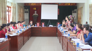 Đồng chí Bùi Thị Bình, Phó Chủ tịch Hội đồng Dân tộc của Quốc hội phát biểu tại hội thảo.