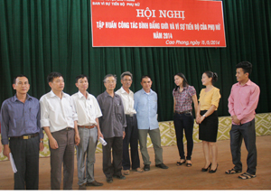 Cán bộ Ban vì sự tiến bộ phụ nữ huyện Cao Phong trao đổi thông tin về bình đẳng giới với các học viên tham gia lớp tập huấn.
