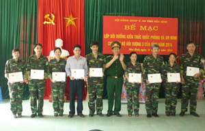 Thay mặt hội đồng GDQP-AN tỉnh, đại tá Phạm Hồng Nhật, Hiệu trưởng trường Quân sự tỉnh trao giấy chứng nhận tốt nghiệp hoàn thành chương trình bồi dưỡng KTQP-AN cho các học viên.