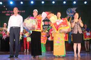 Ban tổ chức trao 2 giải nhất cho Hội PN thành phố Hòa Bình và Hội PN huyện Kỳ Sơn.