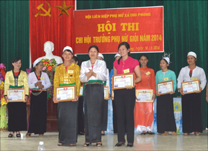Ban tổ chức trao giải nhì cho các thí sinh đoạt giải.