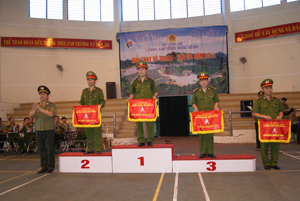 Đồng chí Nguyễn Văn Trung, Phó giám đốc Công an tỉnh trao giải toàn đoàn cho các đơn vị.