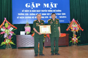 Lãnh đạo Hội truyền thống bộ đội Trường Sơn tỉnh tặng bằng khen cho tập thể Hội truyền thống bộ đội Trường Sơn thành phố Hòa Bình.
