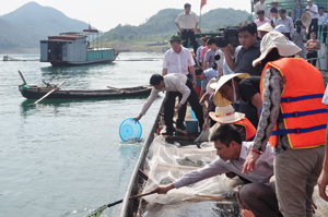 Các đại biểu tham gia thả cá giống tái tạo nguồn lợi thuỷ sản tại hồ thủy điện Hoà Bình.