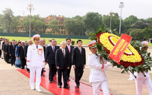 Các đồng chí lãnh đạo Đảng, Nhà nước vào Lăng viếng Chủ tịch Hồ Chí Minh. Ảnh: THỐNG NHẤT (TTXVN)