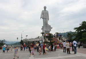 Không quản trời nắng nóng, đông đảo người dân TP Hoà Bình đã đến dâng hương, hoa, thăm Tượng đài Bác Hồ nhân kỷ niệm 124 năm ngày sinh của Bác. Ảnh HN