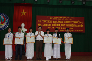 Đồng chí Bùi Văn Cửu, Phó Chủ tịch TT UBND tỉnh trao bằng khen của UBND tỉnh cho những học sinh đoạt giải nhì tại kỳ thi học sinh giỏi quốc gia năm 2014.

