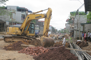 Công ty Phong Mỹ đang đào, đắp nền đường, xây dựng cống thoát nước đoạn thị trấn Vụ Bản, huyện Lạc Sơn. 

