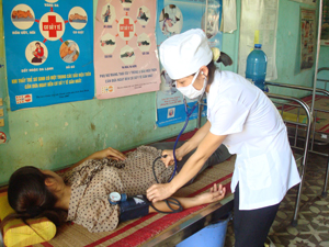 Cán bộ y, bác sĩ Trạm y tế xã Mông Hóa (Kỳ Sơn) khắc ghi lời dạy của Bác Hồ “Lương y như từ mẫu” luôn giữ y đức phục vụ nhân dân.

