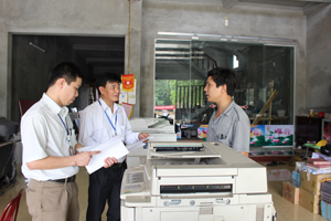 Cơ quan thuế huyện Cao Phong tuyên truyền, hỗ trợ người nộp thuế là hộ kinh doanh trên địa bàn thị trấn Cao Phong


