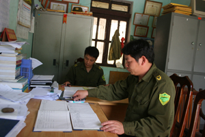 Lực lượng công an xã Hào Lý (Đà Bắc) thường xuyên kiểm tra quản lý hộ khẩu vùng giáp ranh.

