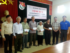 Đại diện lãnh đạo Báo Tiền Phong, Tỉnh đoàn trao quà hỗ trợ cho các cựu TNXP của tỉnh.  

