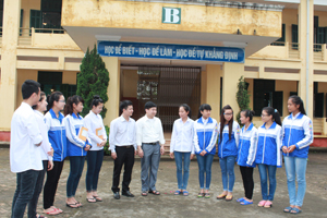 Các thầy giáo và các em học sinh giỏi trường THPT 19-5 (Kim Bôi) trao đổi, chia sẻ kinh nghiệm từ kỳ thi học sinh giỏi cấp tỉnh năm học 2013-2014.