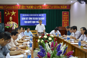 Đồng chí Hoàng Thanh Mịch, TVTU, Chủ tịch UBMTTQ tỉnh, Trưởng Ban VH-XH&DT phát biểu ý kiến tại buổi giám sát tại Sở LĐ-TB&XH.


