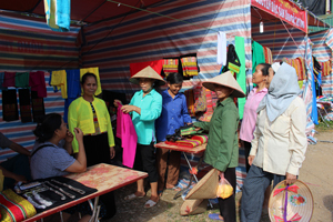 Nhân dân các xã vùng nông thôn huyện Kim Bôi thăm quan, mua sắm tại phiên chợ

