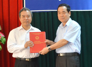 Đồng chí Nguyễn Văn Quang, Phó Bí thư Tỉnh ủy, Chủ tịch UBND tỉnh trao quyết định bổ nhiệm Giám đốc Sở NN&PTNT cho đồng chí Trần Văn Tiệp.