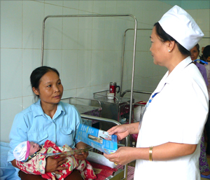 Cán bộ y tế Bệnh viện Đa khoa huyện Yên Thủy tuyên truyền, hướng dẫn cách chăm sóc trẻ sơ sinh phòng tránh bệnh dịch.