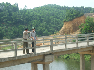 Cán bộ Phòng NN&PTNT huyện Lạc Thủy và chính quyền xã Liên Hòa kiểm tra công trình thủy lợi liên hồ trước mùa mưa lũ. 

