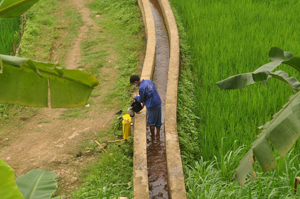 Từ nguồn vốn lồng ghép, xã Lỗ Sơn (Tân Lạc) đầu tư kiên cố hóa kênh mương theo tiêu chí NTM phục vụ sản xuất nông nghiệp.

