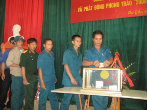 CBCS Lực lượng Dân quân huyện Đà Bắc tham gia ủng hộ quỹ hỗ trợ học sinh nghèo hiếu học “2000 đồng vun đắp ước mơ”