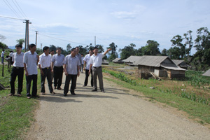 Đoàn công tác khảo sát thực tế tại khu tái định cư xóm Cang, xã Pà Cò.

