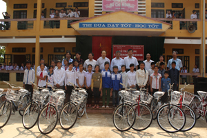 Đại diện Bộ LĐ-TB&XH trao xe đạp cho trẻ em nghèo vượt khó tại xã Mông Hóa (Kỳ Sơn).  Ảnh: Đ.P
