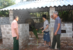 Cấp ủy, chi bộ xóm Chông thăm mô hình chăn nuôi của gia đình anh Bùi Văn Nghĩa. 

