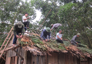 Lực lượng “tại chỗ” xóm Tát, xã Tân Minh (Đà Bắc) sữa chữa, lợp lại mái nhà cho hộ dân gặp thiên tai. 

