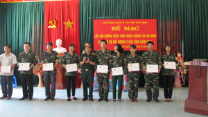 Lãnh đạo Trường Quân sự tỉnh trao chứng nhận tốt nghiệp cho các học viên khóa 59.

