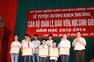 Lãnh đạo UBND huyện Lương Sơn trao giấy khen, phần thưởng cho các em đoạt các giải thưởng cấp quốc gia, giải cao cấp tỉnh trong năm học 2013-2014.