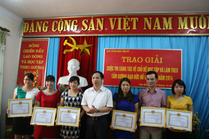Đồng chí Nguyễn Văn Toàn, Trưởng ban Tuyên giáo Tỉnh ủy trao giải cho các tác giả Báo Hòa Bình.

