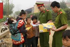 CBCS Công an huyện Mai Châu tuyên truyền pháp luật cho người dân xã Hang Kia.


