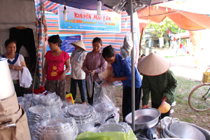 Phiên chợ hàng Việt huyện Cao Phong tạo cơ hội cho người dân vùng cao trên địa bàn mua sắm hàng hóa chất lượng, giá tốt

