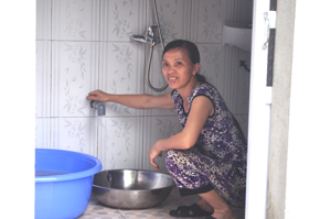 Niềm vui của chị Lý Thị Điền, xóm Chiềng, xã Lỗ Sơn (Tân Lạc) bên công trình nhà vệ sinh đạt chuẩn.

