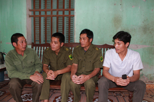 Anh Xa Văn Nh,(trái ảnh), xóm Nà Chiếu (xã Cao Sơn) đang kể với các công an viên chuyện về con gái lớn không biết đang trôi dạt phương nào.