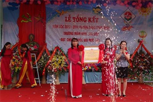 Lãnh đạo Sở GD&ĐT trao bằng công nhận trường đạt chuẩn quốc gia cho trường MN Lâm Sơn (Lương Sơn).