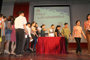 Các đại biểu, giáo viên và sinh viên nhà trường quyên góp ủng hộ biển đảo quê hương.