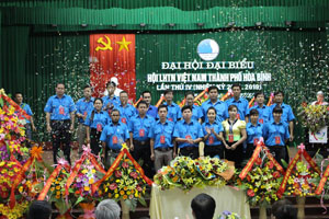 Uỷ ban Hội LHTN thành phố Hoà Bình khoá IV ra mắt Đại hội.