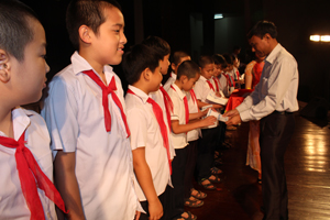 Lãnh đạo phường Phương Lâm trao quà cho các em học sinh đạt học sinh giỏi cấp tỉnh.
