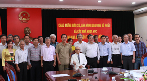 Đồng chí Nguyễn Văn Quang, Phó Bí thư Tỉnh uỷ, Chủ tịch UBND tỉnh chụp ảnh lưu niệm với giáo sư, Anh hùng lao động Vũ Khiêu và các nhà khoa học, các nhà nghiên cứu.

