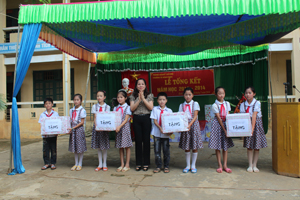 Lãnh đạo Sở LĐ, TB & XH tặng quà cho học sinh trường TH Bình Chân.