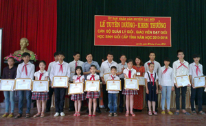 UBND huyện Lạc Sơn đã tặng giấy khen cho cán bộ, giáo viên và học sinh đạt danh hiệu giáo viên dạy giỏi cấp tỉnh năm học 2013 – 2014.